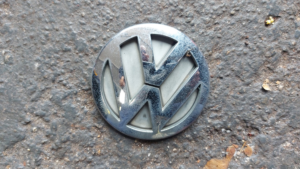 Embleem op de achterklep VW Fox 2004