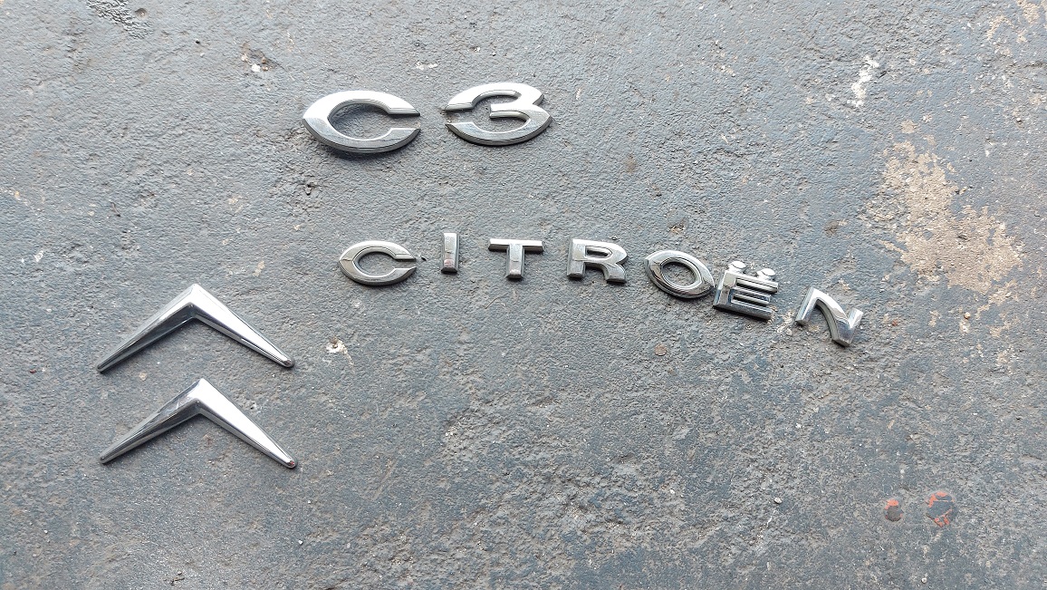 Set emblemen op achterklep Citroen C3 uit 2004