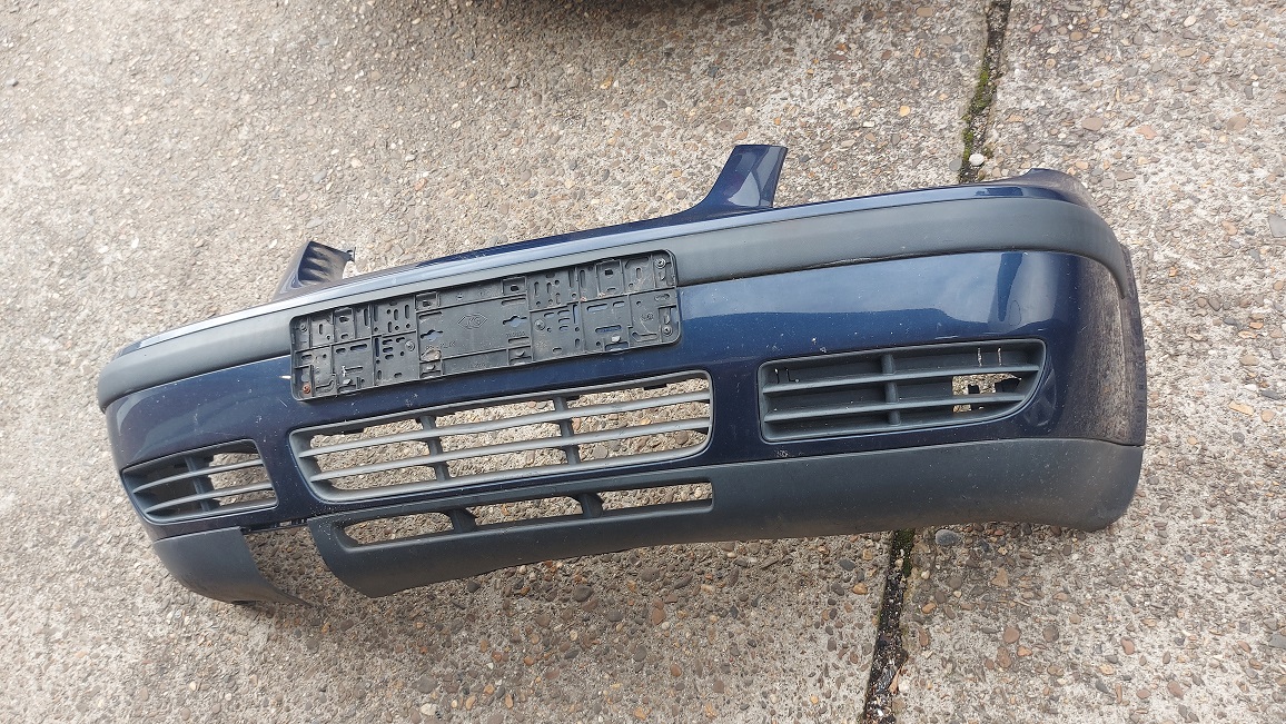 Blauwe voorbumper VW Bora 2000