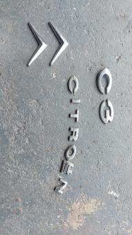 Set emblemen op achterklep Citroen C3 uit 2004