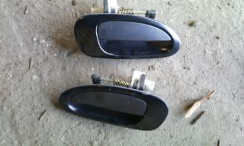Set achterste buitenste deurhendels 323f ba 1995