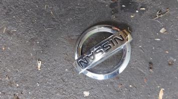 Embleem op motorkap Micra 2004