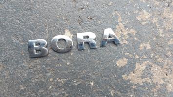Emblemen BORA achterklep VW Bora 2000