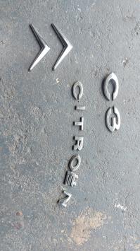 Set emblemen op achterklep Citroen C3 uit 2004