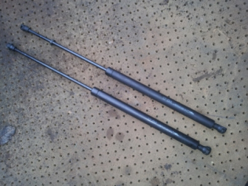 Setje gasveren achterklep Peugeot 206 uit 2001