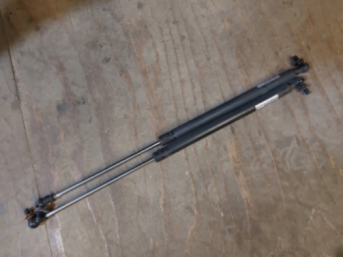 Setje gasveren achterklep Ford Ka 2002