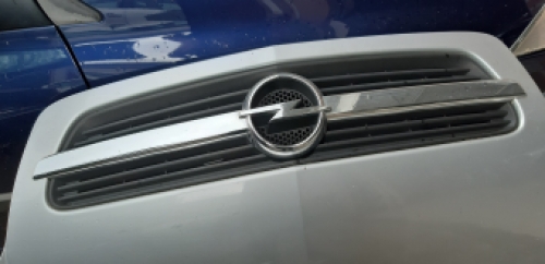 Gril in motorkap Opel Meriva 2004