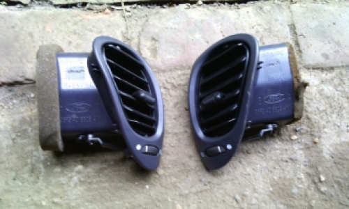 Set ventilator roosters Ford Puma 1999