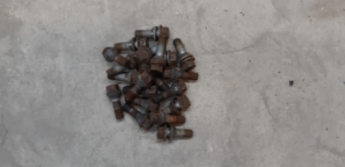 Set originele wielbouten Volvo V70 uit 2004
